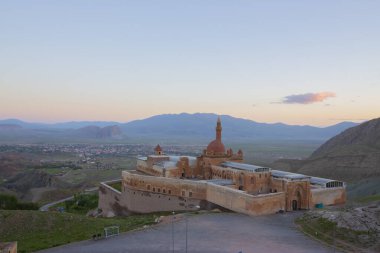 Ishak Paşa Sarayı, Ar. 'ın Doubayazt ilçesine bağlı bir saraydır. Sarayın inşaatı 1685 yılında başladı ve 1784 yılında tamamlandı..