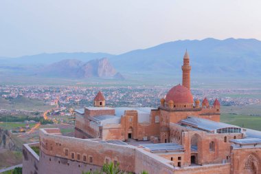Ishak Paşa Sarayı, Ar. 'ın Doubayazt ilçesine bağlı bir saraydır. Sarayın inşaatı 1685 yılında başladı ve 1784 yılında tamamlandı..