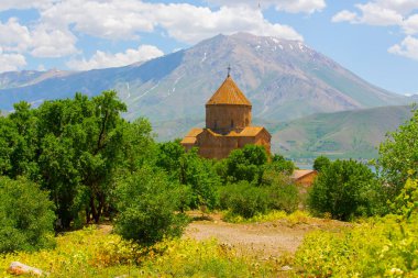 Van 'ın Geva ilçesinin sınırları içinde Ermeniler tarafından inşa edilmiş bir kilise var..