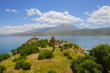 Van 'ın Geva ilçesinin sınırları içinde Ermeniler tarafından inşa edilmiş bir kilise var..
