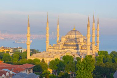Sultan Ahmet Camii veya Sultanahmet Camii, 1609-1617 yılları arasında Osmanlı Sultanı I. Ahmed tarafından İstanbul 'daki tarihi yarımada üzerine mimar Sedefkar Mehmed Aa tarafından inşa edilmiştir..