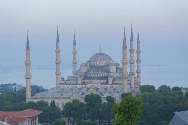 Sultan Ahmet Camii veya Sultanahmet Camii, 1609-1617 yılları arasında Osmanlı Sultanı I. Ahmed tarafından İstanbul 'daki tarihi yarımada üzerine mimar Sedefkar Mehmed Aa tarafından inşa edilmiştir..