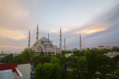 Sultan Ahmet Camii veya Sultanahmet Camii, 1609-1617 yılları arasında Osmanlı Sultanı I. Ahmed tarafından İstanbul 'daki tarihi yarımada üzerine mimar Sedefkar Mehmed Aa tarafından inşa edilmiştir..