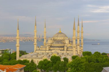 Sultan Ahmet Camii veya Sultanahmet Camii, 1609-1617 yılları arasında Osmanlı Sultanı I. Ahmed tarafından İstanbul 'daki tarihi yarımada üzerine mimar Sedefkar Mehmed Aa tarafından inşa edilmiştir..
