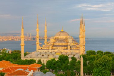 Sultan Ahmet Camii veya Sultanahmet Camii, 1609-1617 yılları arasında Osmanlı Sultanı I. Ahmed tarafından İstanbul 'daki tarihi yarımada üzerine mimar Sedefkar Mehmed Aa tarafından inşa edilmiştir..