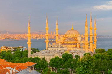 Sultan Ahmet Camii veya Sultanahmet Camii, 1609-1617 yılları arasında Osmanlı Sultanı I. Ahmed tarafından İstanbul 'daki tarihi yarımada üzerine mimar Sedefkar Mehmed Aa tarafından inşa edilmiştir..