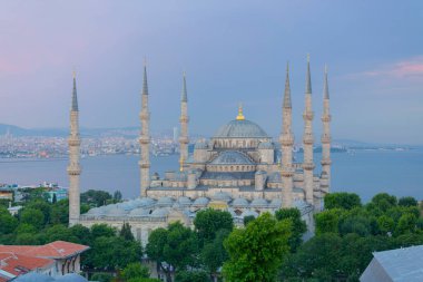 Sultan Ahmet Camii veya Sultanahmet Camii, 1609-1617 yılları arasında Osmanlı Sultanı I. Ahmed tarafından İstanbul 'daki tarihi yarımada üzerine mimar Sedefkar Mehmed Aa tarafından inşa edilmiştir..