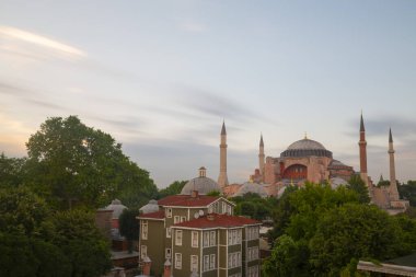 Ayasofya mucizesinin Bizans döneminden Osmanlı İmparatorluğu 'na kadar anlatılacak çok hikayesi var. Bu efsanevi bina,.