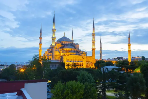 Sultan Ahmet Camii veya Sultanahmet Camii, 1609-1617 yılları arasında Osmanlı Sultanı I. Ahmed tarafından İstanbul 'daki tarihi yarımada üzerine mimar Sedefkar Mehmed Aa tarafından inşa edilmiştir..
