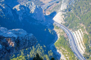 Gulek Şatosu, Mersin 'deki bir şatoya örnek teşkil ediyor. Glek Kalesi. - Uyuyor. Kale kapısı.