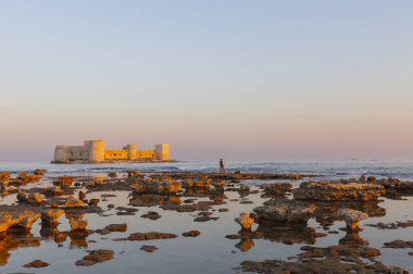 Maiden 's Castle, Mersin' in Erdemli ilçesine bağlı tarihi bir kaledir. Mersin 'den yaklaşık 80 km uzaklıktadır..