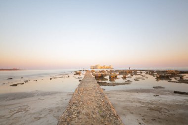 Maiden 's Castle, Mersin' in Erdemli ilçesine bağlı tarihi bir kaledir. Mersin 'den yaklaşık 80 km uzaklıktadır..