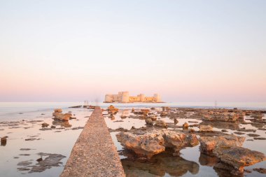 Maiden 's Castle, Mersin' in Erdemli ilçesine bağlı tarihi bir kaledir. Mersin 'den yaklaşık 80 km uzaklıktadır..