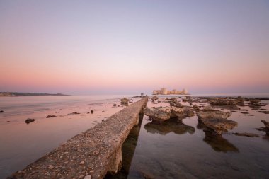 Maiden 's Castle, Mersin' in Erdemli ilçesine bağlı tarihi bir kaledir. Mersin 'den yaklaşık 80 km uzaklıktadır..