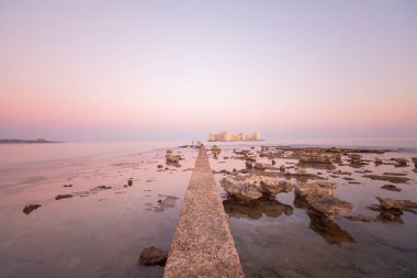 Maiden 's Castle, Mersin' in Erdemli ilçesine bağlı tarihi bir kaledir. Mersin 'den yaklaşık 80 km uzaklıktadır..