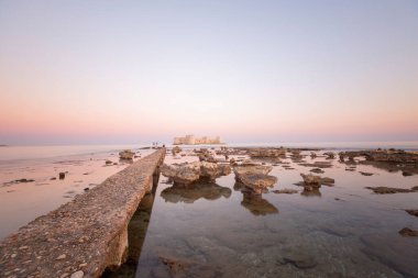 Maiden 's Castle, Mersin' in Erdemli ilçesine bağlı tarihi bir kaledir. Mersin 'den yaklaşık 80 km uzaklıktadır..