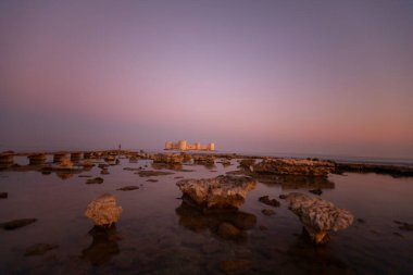 Maiden 's Castle, Mersin' in Erdemli ilçesine bağlı tarihi bir kaledir. Mersin 'den yaklaşık 80 km uzaklıktadır..