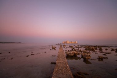 Maiden 's Castle, Mersin' in Erdemli ilçesine bağlı tarihi bir kaledir. Mersin 'den yaklaşık 80 km uzaklıktadır..