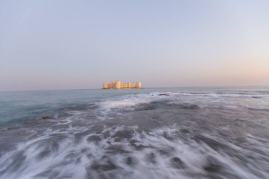 Maiden 's Castle, Mersin' in Erdemli ilçesine bağlı tarihi bir kaledir. Mersin 'den yaklaşık 80 km uzaklıktadır..