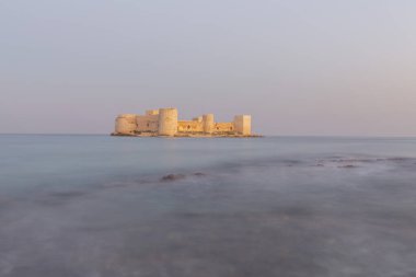 Maiden 's Castle, Mersin' in Erdemli ilçesine bağlı tarihi bir kaledir. Mersin 'den yaklaşık 80 km uzaklıktadır..