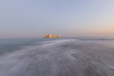 Maiden 's Castle, Mersin' in Erdemli ilçesine bağlı tarihi bir kaledir. Mersin 'den yaklaşık 80 km uzaklıktadır..