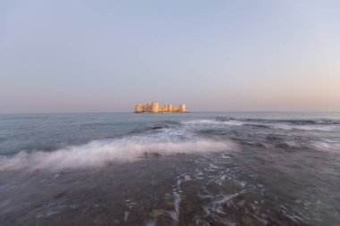 Maiden 's Castle, Mersin' in Erdemli ilçesine bağlı tarihi bir kaledir. Mersin 'den yaklaşık 80 km uzaklıktadır..