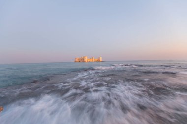 Maiden 's Castle, Mersin' in Erdemli ilçesine bağlı tarihi bir kaledir. Mersin 'den yaklaşık 80 km uzaklıktadır..