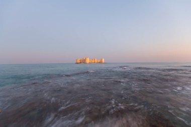 Maiden 's Castle, Mersin' in Erdemli ilçesine bağlı tarihi bir kaledir. Mersin 'den yaklaşık 80 km uzaklıktadır..