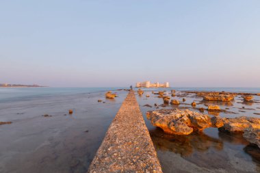 Maiden 's Castle, Mersin' in Erdemli ilçesine bağlı tarihi bir kaledir. Mersin 'den yaklaşık 80 km uzaklıktadır..