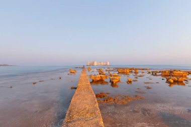 Maiden 's Castle, Mersin' in Erdemli ilçesine bağlı tarihi bir kaledir. Mersin 'den yaklaşık 80 km uzaklıktadır..