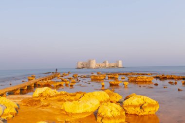 Maiden 's Castle, Mersin' in Erdemli ilçesine bağlı tarihi bir kaledir. Mersin 'den yaklaşık 80 km uzaklıktadır..