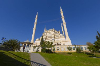 Sabancı Merkez Camii, 1998 yılında Adana 'nın Reatbey ilçesinde, Central Park' ın güneyinde ve Seyhan Nehri 'nin batı kıyısında açılan bir camidir..
