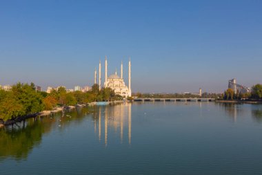 Sabanci Central Mosque is a mosque opened in 1998 in the Reatbey district of Adana, south of the Central Park and on the west bank of the Seyhan River. clipart