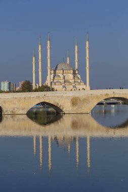 Sabancı Merkez Camii, 1998 yılında Adana 'nın Reatbey ilçesinde, Central Park' ın güneyinde ve Seyhan Nehri 'nin batı kıyısında açılan bir camidir..