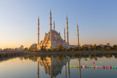 Sabancı Merkez Camii, 1998 yılında Adana 'nın Reatbey ilçesinde, Central Park' ın güneyinde ve Seyhan Nehri 'nin batı kıyısında açılan bir camidir..