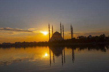 Sabancı Merkez Camii, 1998 yılında Adana 'nın Reatbey ilçesinde, Central Park' ın güneyinde ve Seyhan Nehri 'nin batı kıyısında açılan bir camidir..