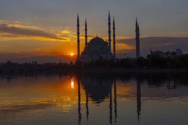 Sabancı Merkez Camii, 1998 yılında Adana 'nın Reatbey ilçesinde, Central Park' ın güneyinde ve Seyhan Nehri 'nin batı kıyısında açılan bir camidir..