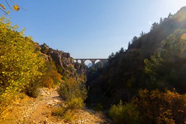 Varda Köprüsü, Adana 'nın Karaisal ilçesine bağlı Kralan (eski adı Hackr) köyünde yer almaktadır..