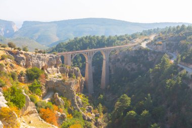 Varda Köprüsü, Adana 'nın Karaisal ilçesine bağlı Kralan (eski adı Hackr) köyünde yer almaktadır..