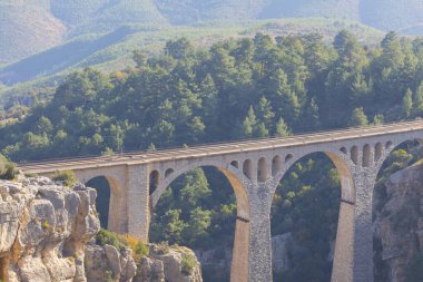 Varda Köprüsü, Adana 'nın Karaisal ilçesine bağlı Kralan (eski adı Hackr) köyünde yer almaktadır..