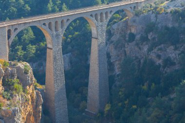 Varda Köprüsü, Adana 'nın Karaisal ilçesine bağlı Kralan (eski adı Hackr) köyünde yer almaktadır..