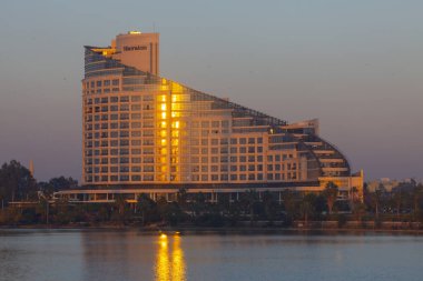 Nehir kenarında güzel manzaralı bir otel.