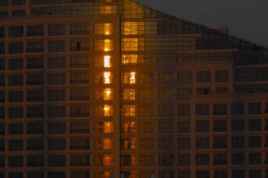 Nehir kenarında güzel manzaralı bir otel.