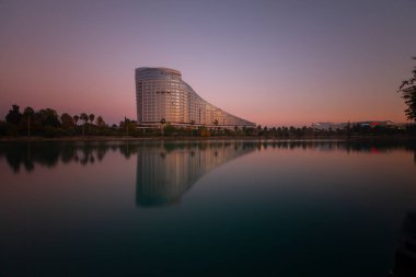 Nehir kenarında güzel manzaralı bir otel.