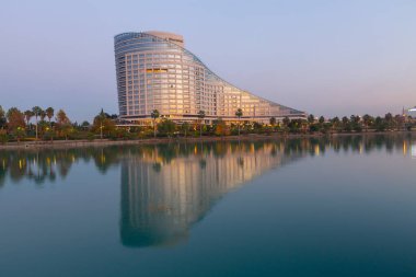 Nehir kenarında güzel manzaralı bir otel.