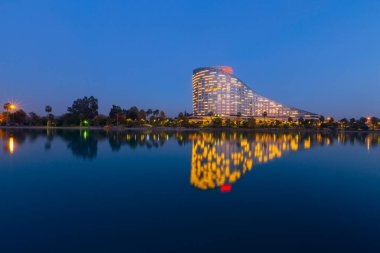 Nehir kenarında güzel manzaralı bir otel.