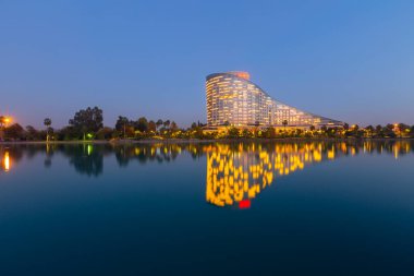 Nehir kenarında güzel manzaralı bir otel.