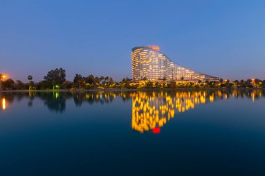 Nehir kenarında güzel manzaralı bir otel.