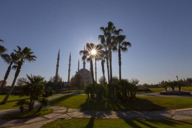 Central Park, Seyhan Nehri 'nin her iki kıyısına da 50 hektarlık bir alan inşa edilmiş bir şehir parkı..