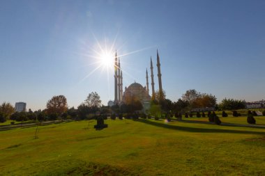 Central Park, Seyhan Nehri 'nin her iki kıyısına da 50 hektarlık bir alan inşa edilmiş bir şehir parkı..